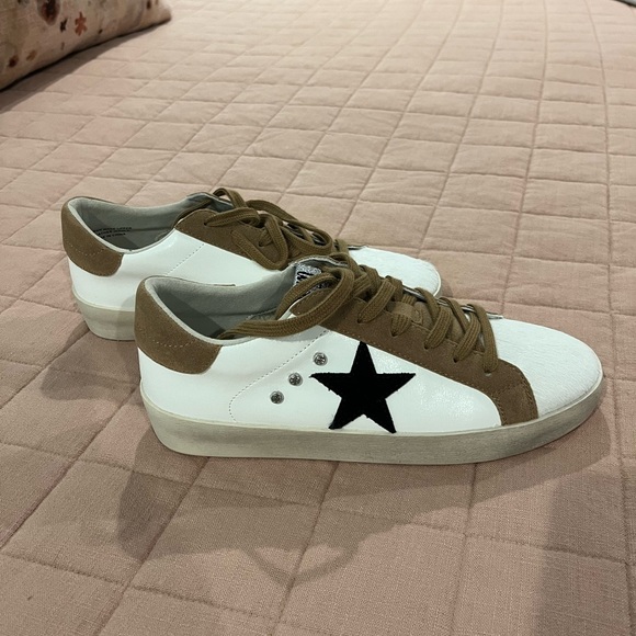 Mi.iM White and Brown Sneakers with Black Star & Hair on toe of shoe - Picture 2 of 10